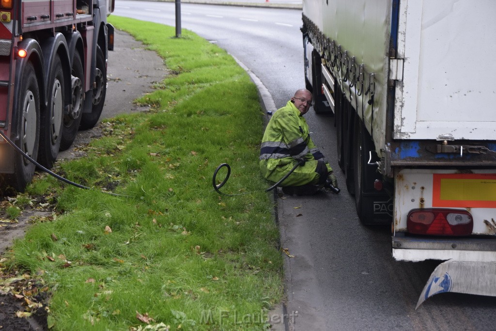 LKW blieb unter Bruecke haengen Koeln Ehrenfeld Innere Kanalstr Hornstr P446.JPG - Miklos Laubert